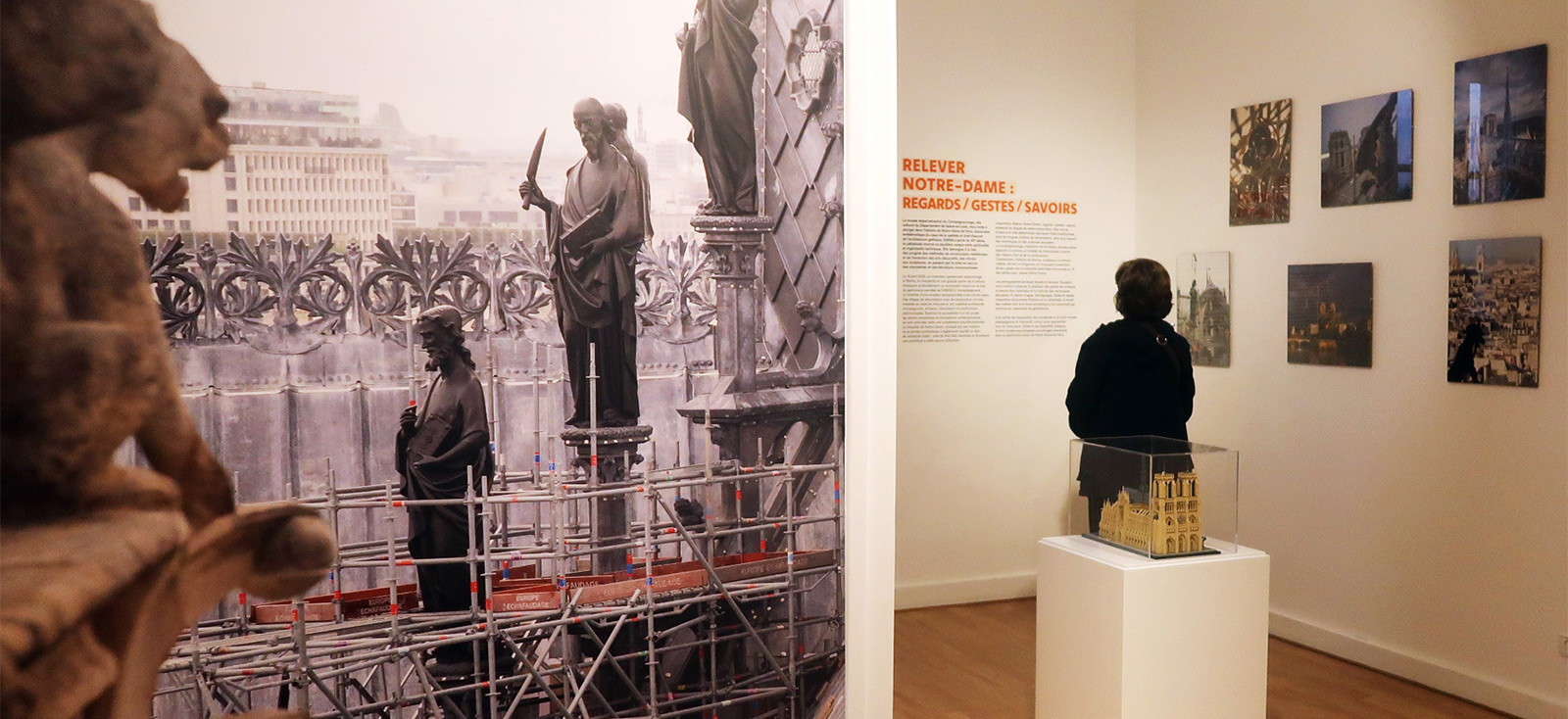 Femme dans le musée du compagnonnage