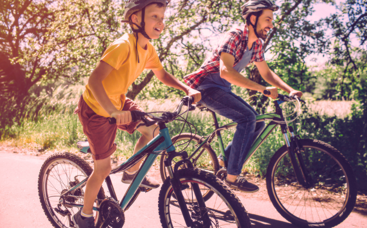 photo de deux personnes faisant du vélo dans la nature