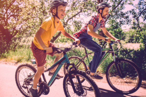 photo de deux personnes faisant du vélo dans la nature